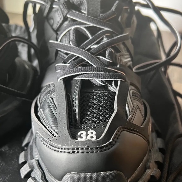 size 8 these sneakers are a must-have for any sneaker enthusiast - Picture 2 of 5